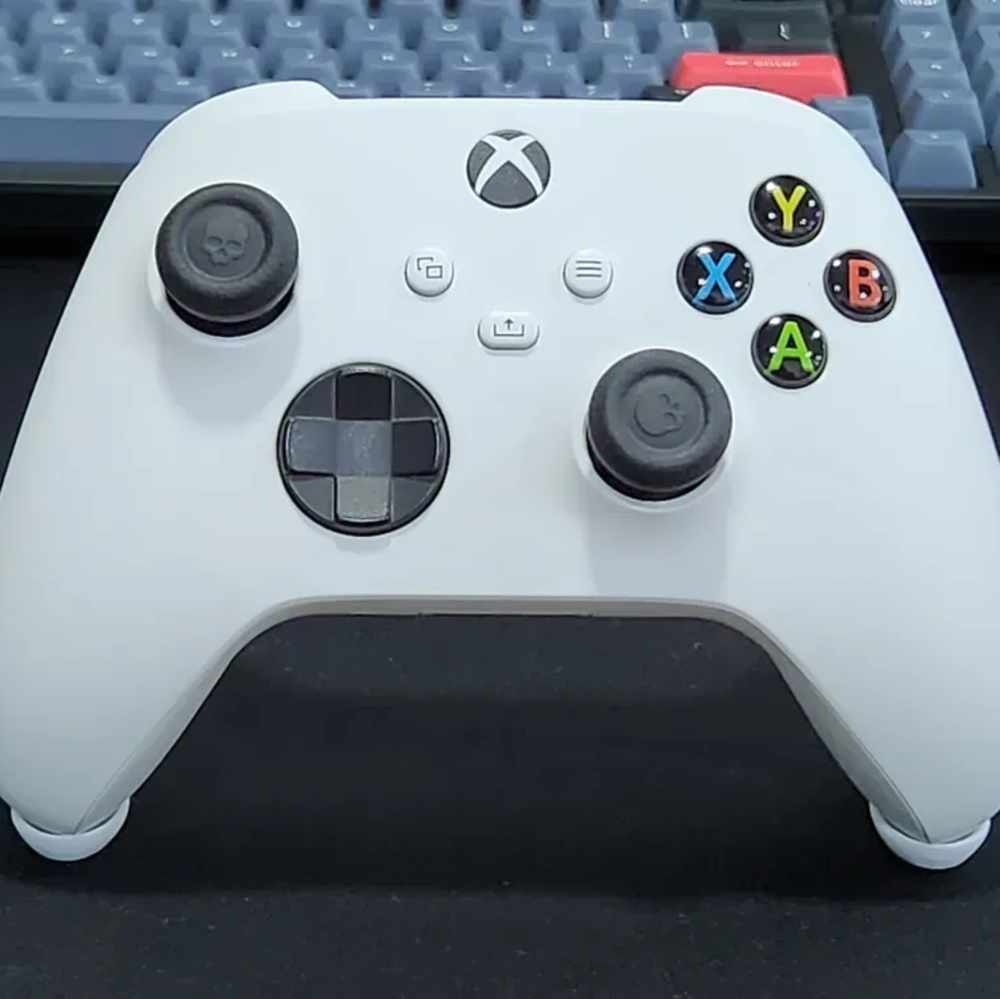 Invisible Xbox Controller Stand - Picture 2 of 3